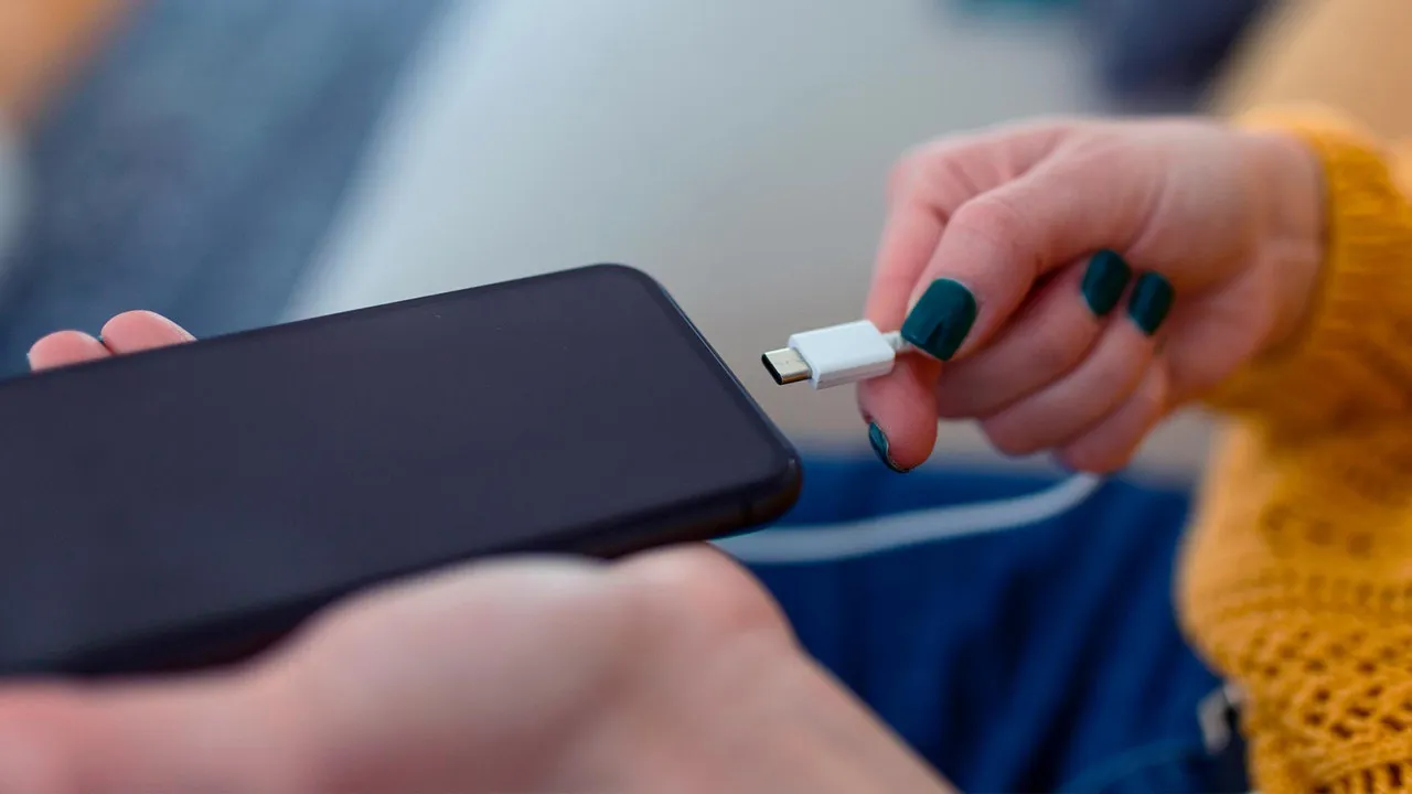 Meğer yıllarca yanlış bilmişiz! Telefonlar şarjdayken oynarsak pile gerçekten zarar verir mi?